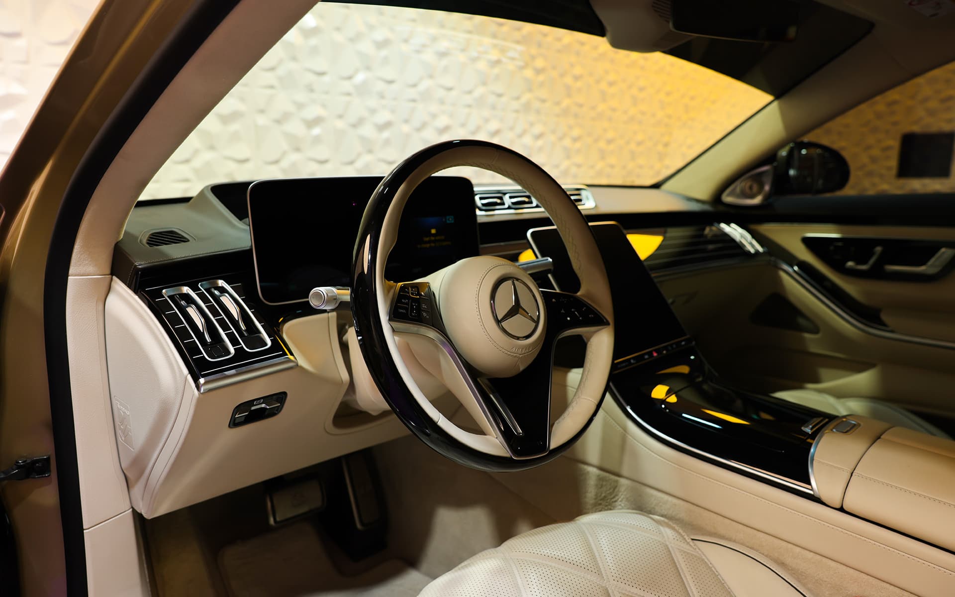 2024 Mercedes-Maybach S680 Black & Light Gold 12