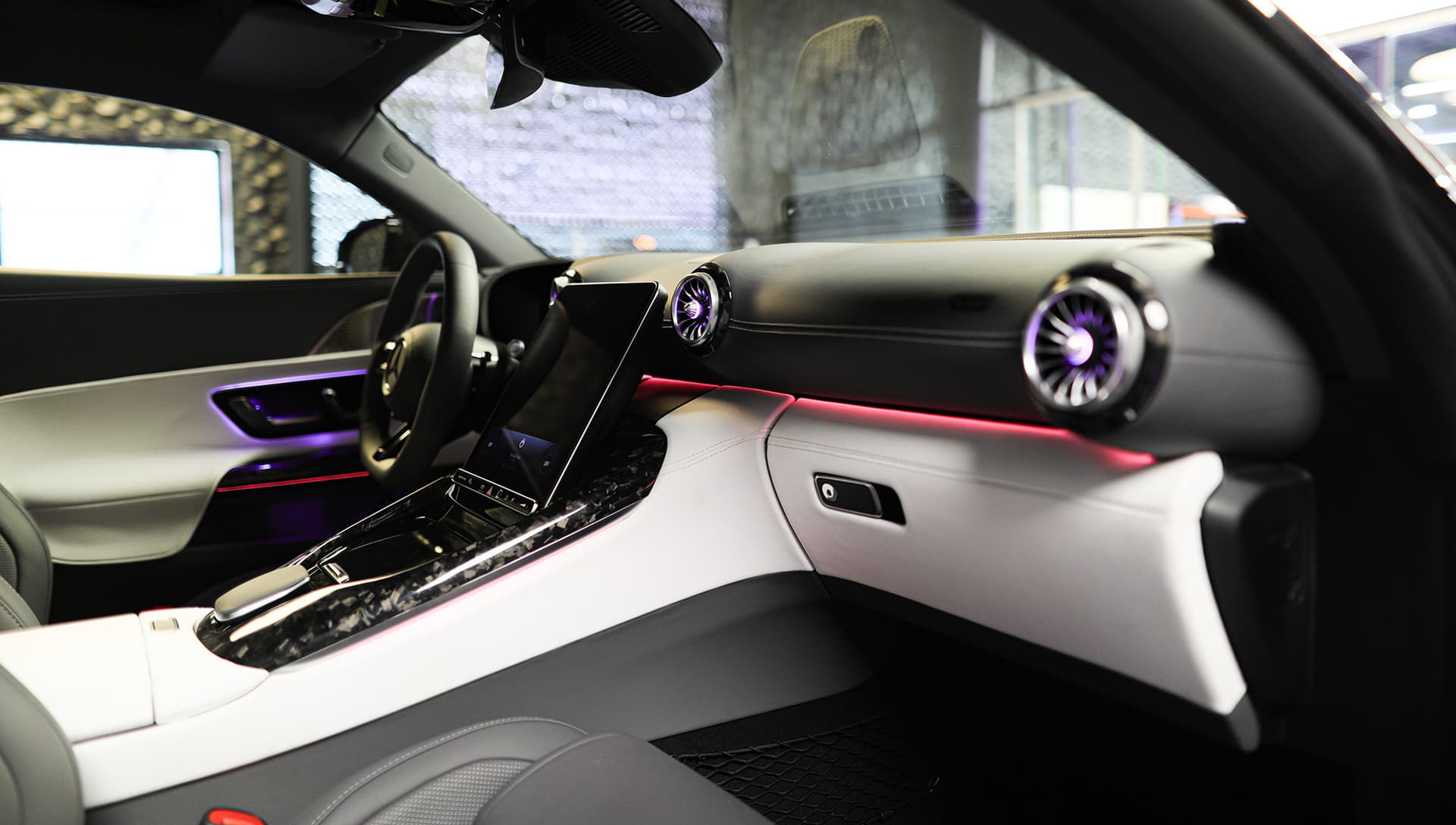 2025 Mercedes-Benz GT 63 Obsidian Black & Grey / White 11