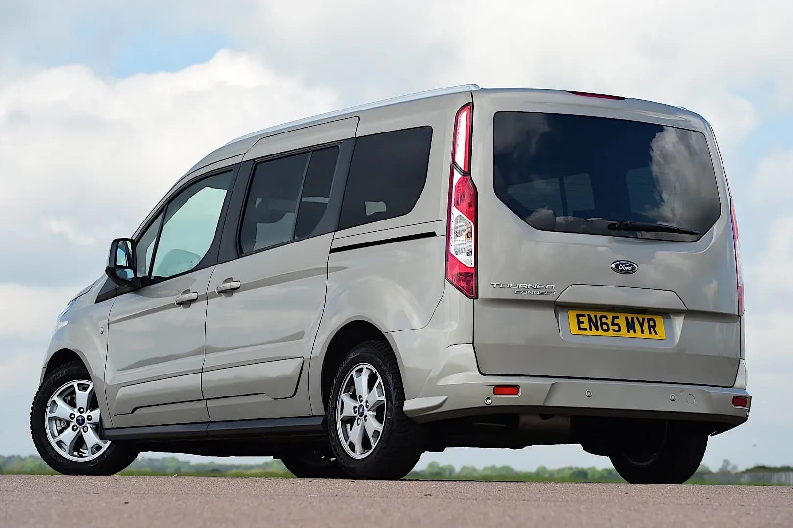 FORD-Tourneo