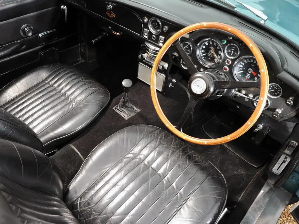 ASTON-MARTIN-DB6-Volante