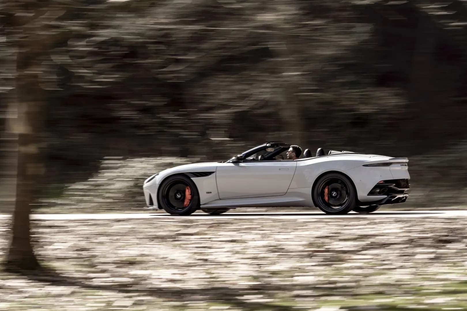 ASTON-MARTIN-DBS