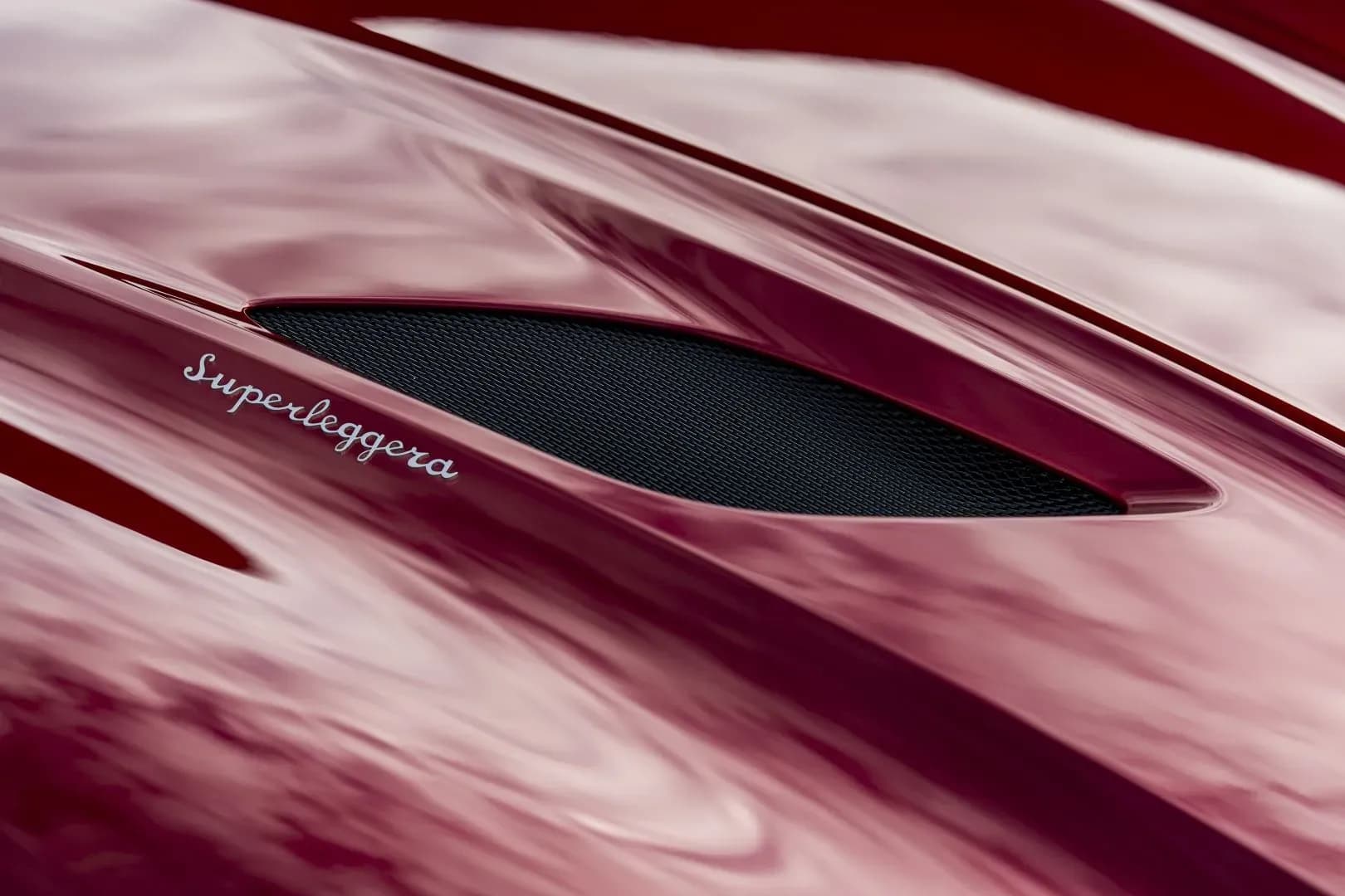 ASTON-MARTIN-DBS