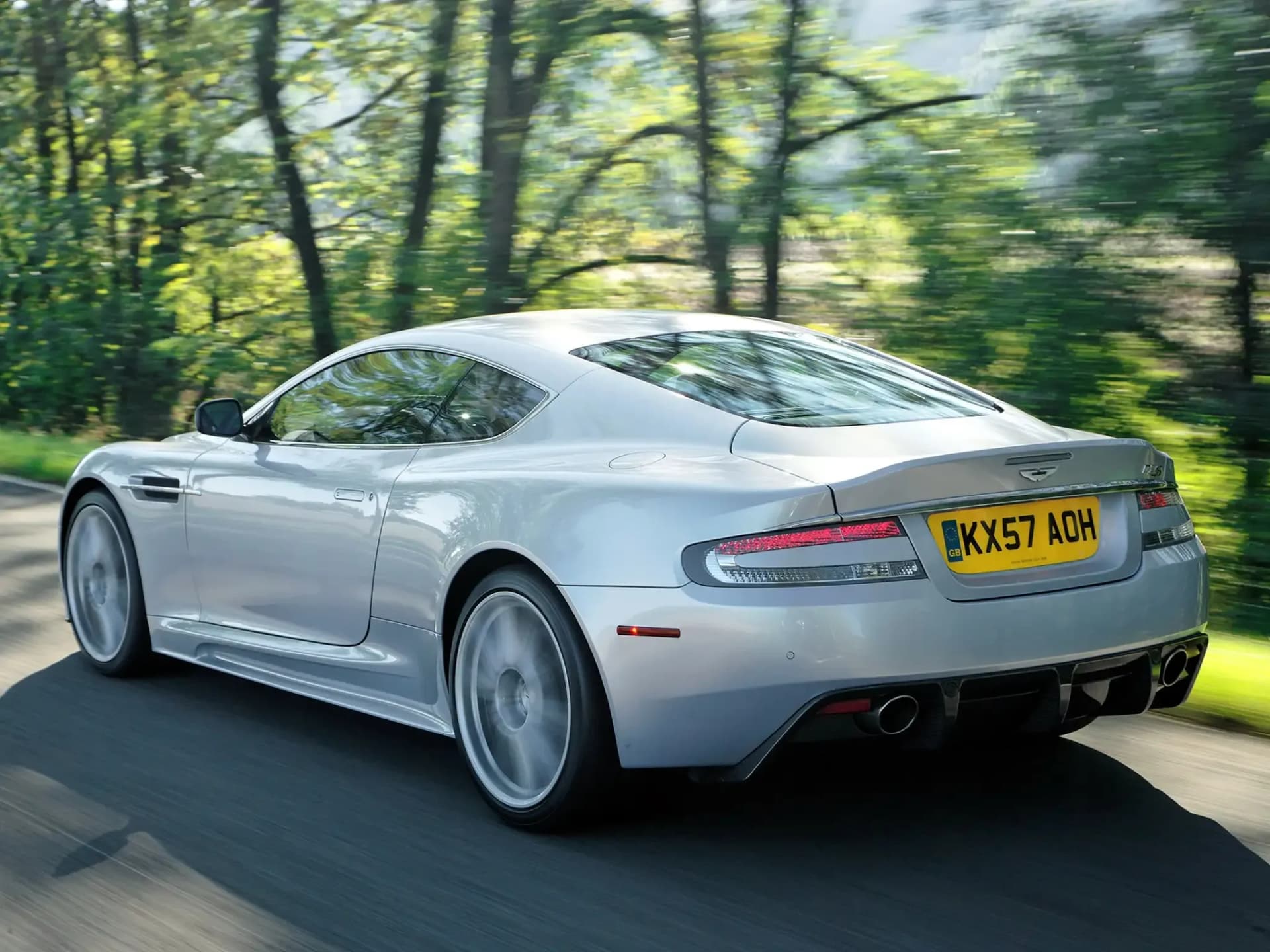 ASTON-MARTIN-DBS