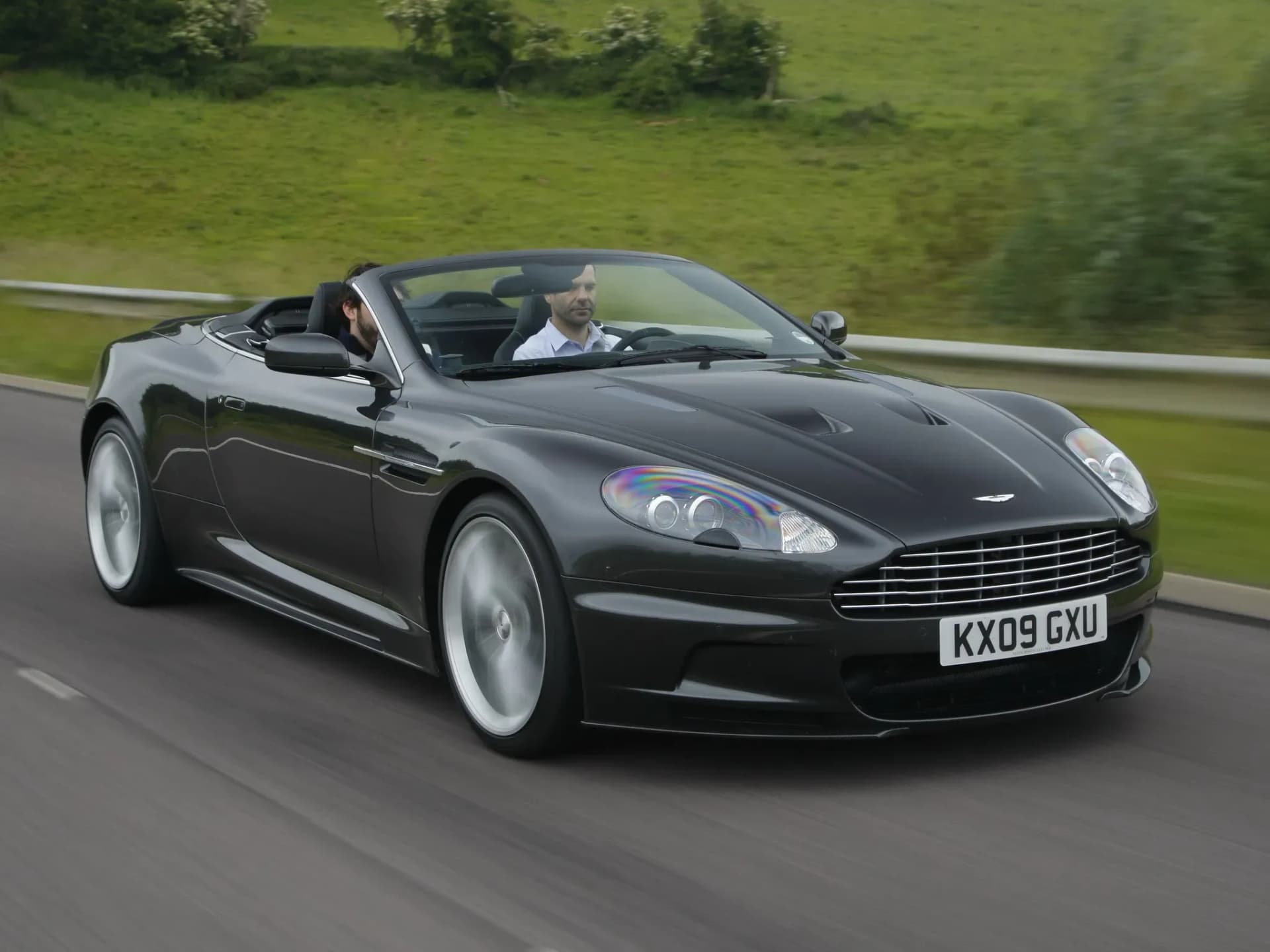 ASTON-MARTIN-DBS-Volante