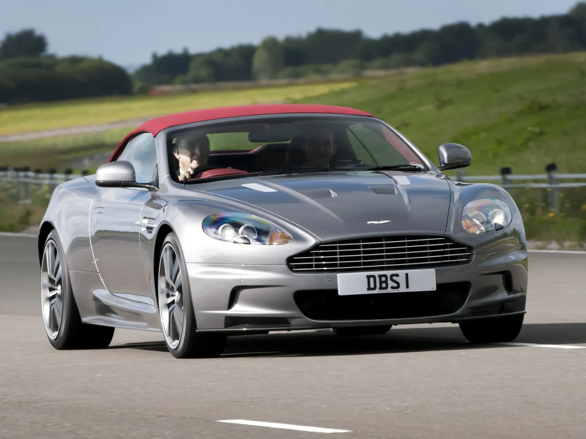 ASTON-MARTIN-DBS-Volante
