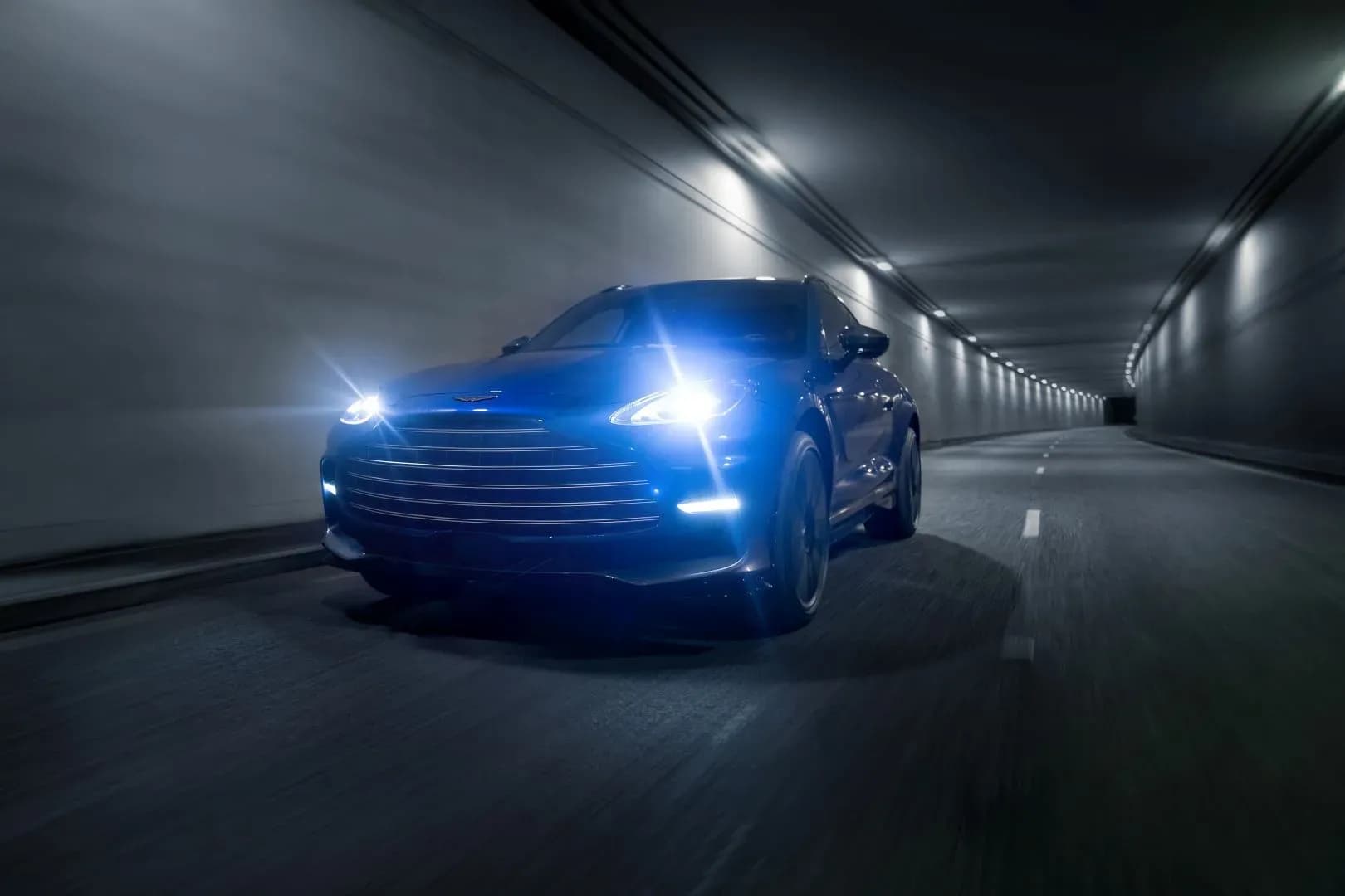 ASTON-MARTIN-DBX