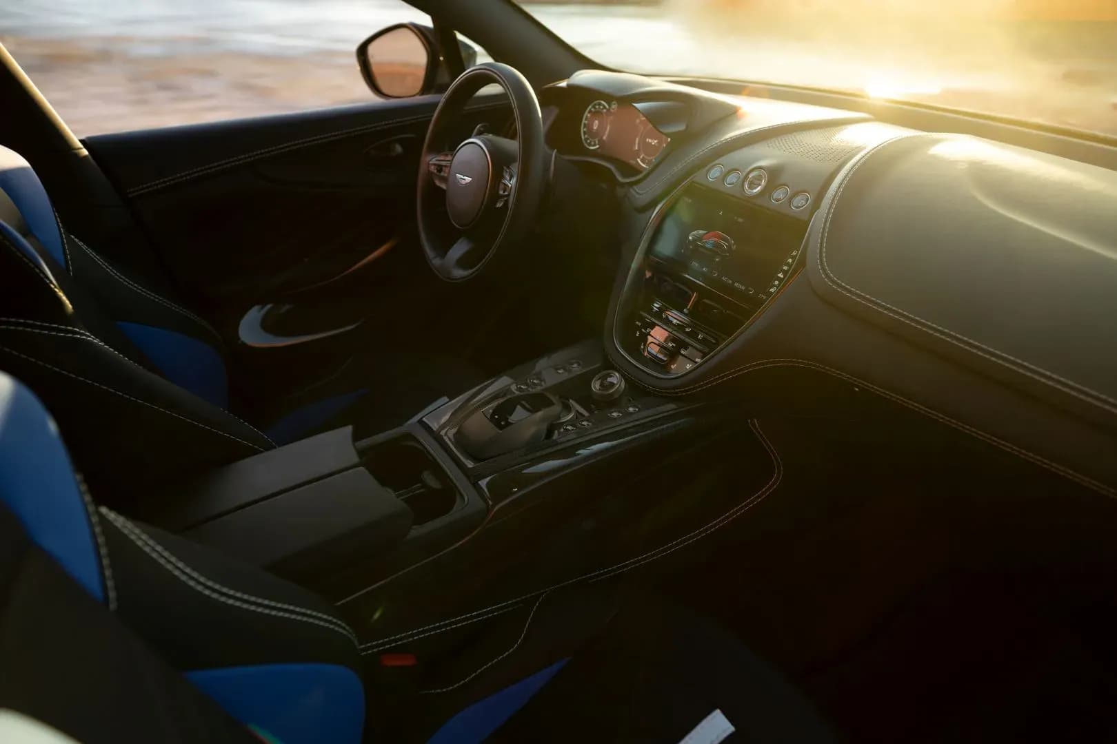 ASTON-MARTIN-DBX