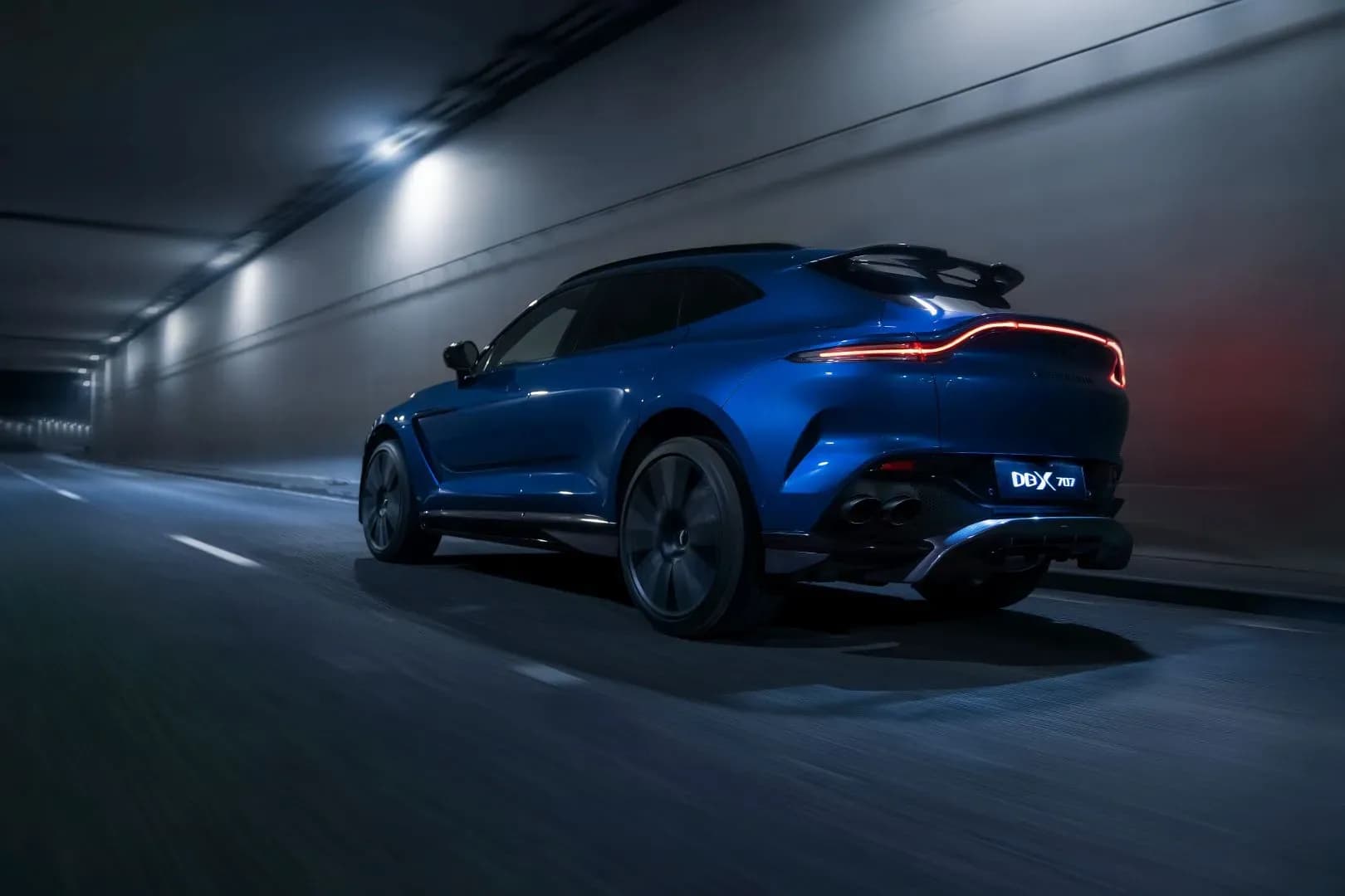 ASTON-MARTIN-DBX