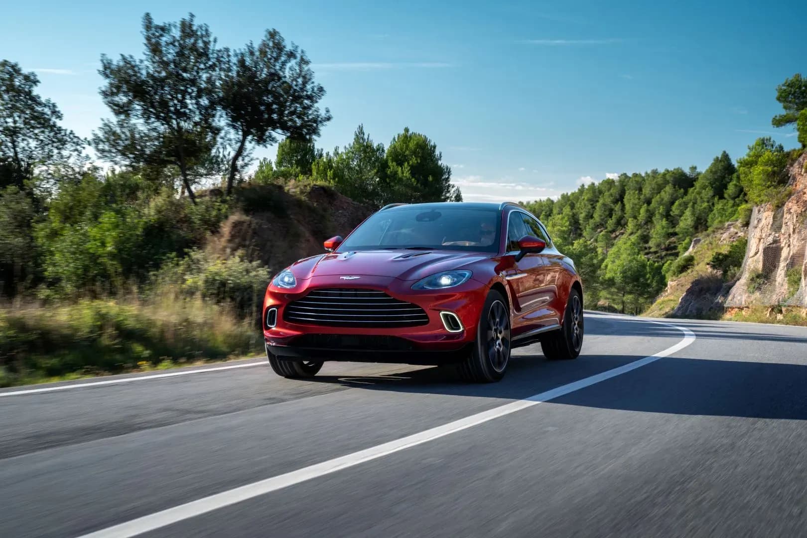 ASTON-MARTIN-DBX