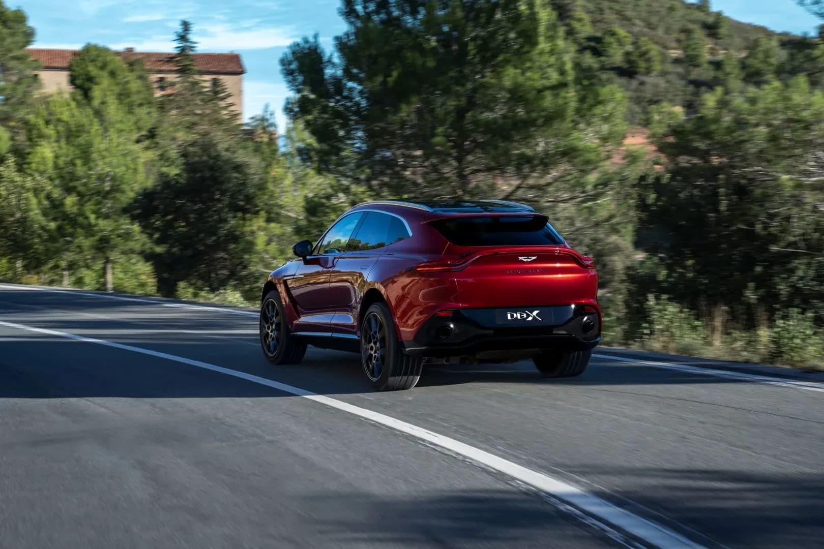 ASTON-MARTIN-DBX