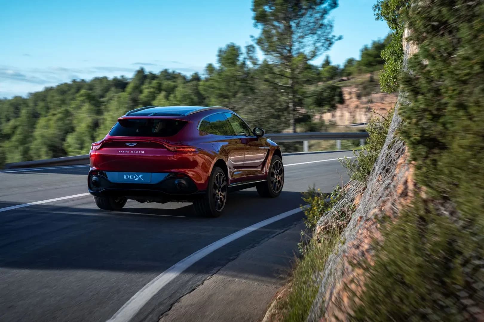 ASTON-MARTIN-DBX