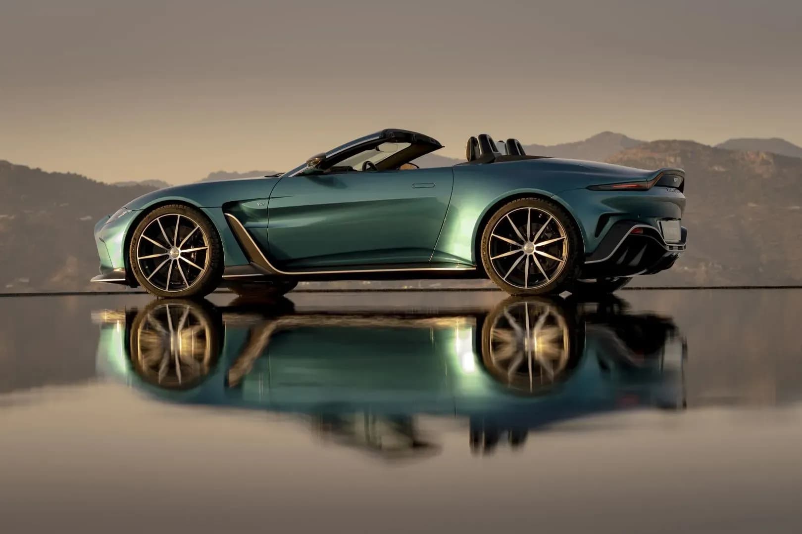 ASTON-MARTIN-V12-Vantage