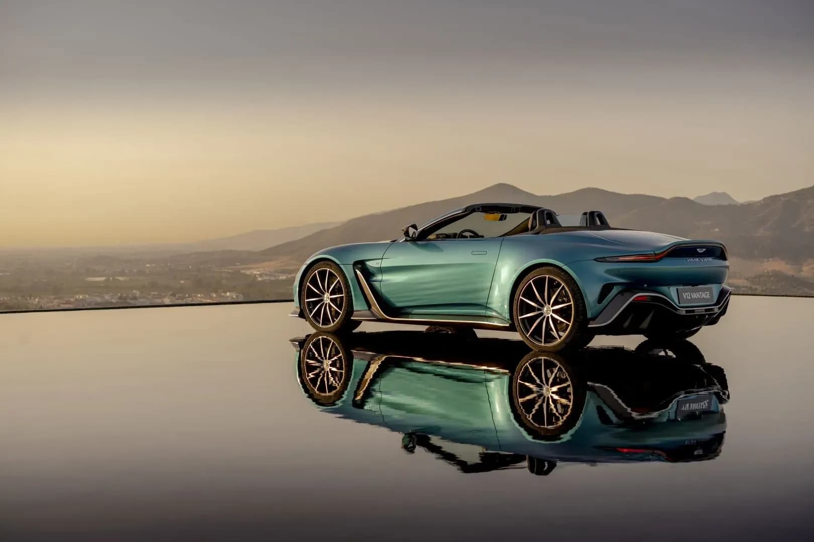 ASTON-MARTIN-V12-Vantage