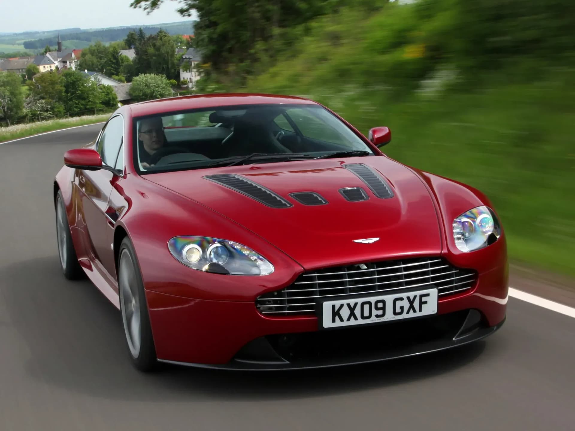 ASTON-MARTIN-V12-Vantage