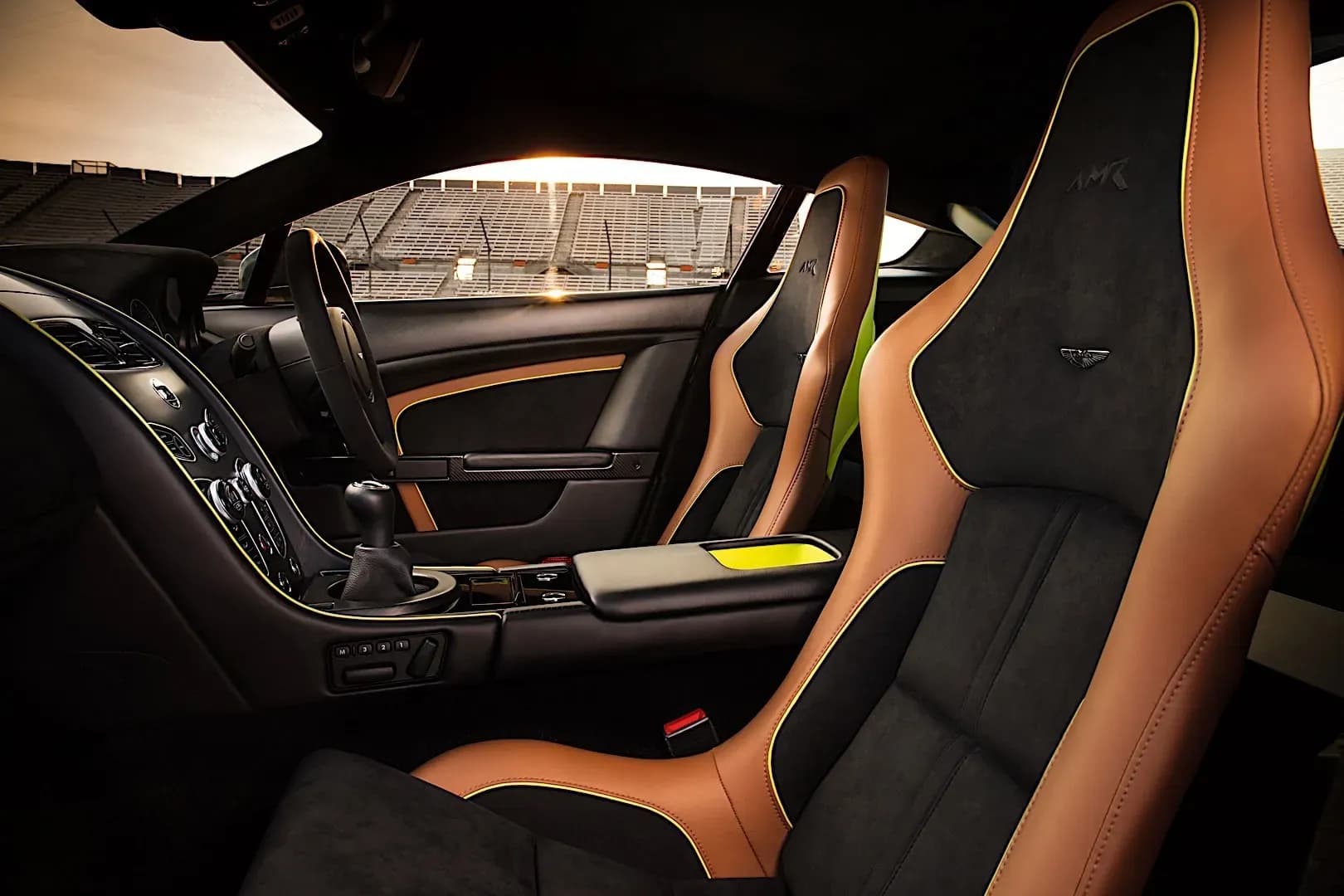 ASTON-MARTIN-V12-Vantage-AMR