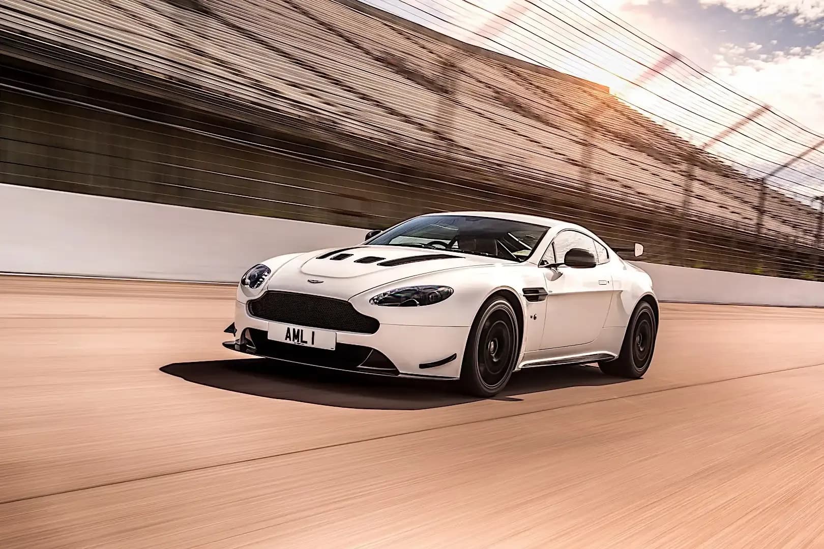 ASTON-MARTIN-V12-Vantage-AMR