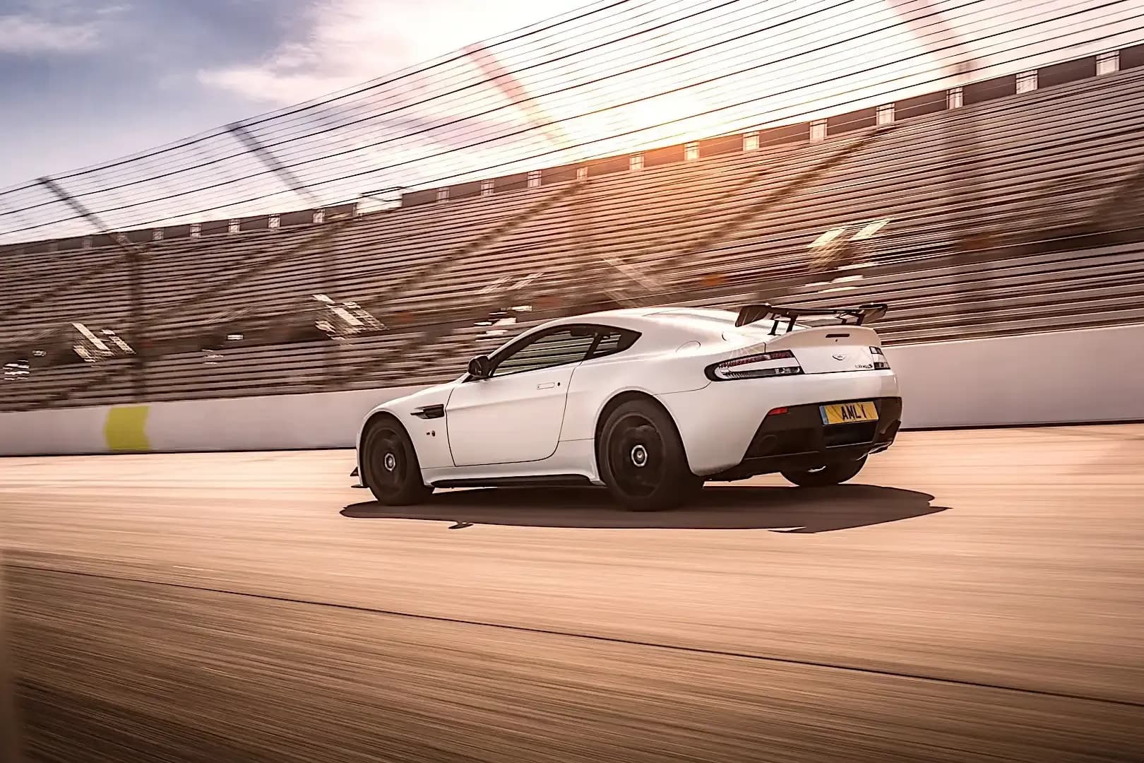 ASTON-MARTIN-V12-Vantage-AMR