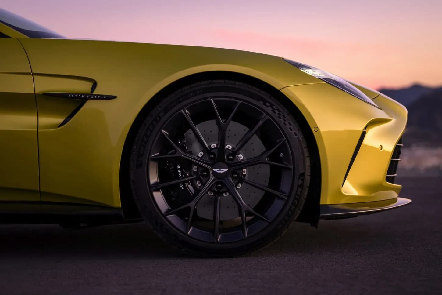 ASTON-MARTIN-V8-Vantage