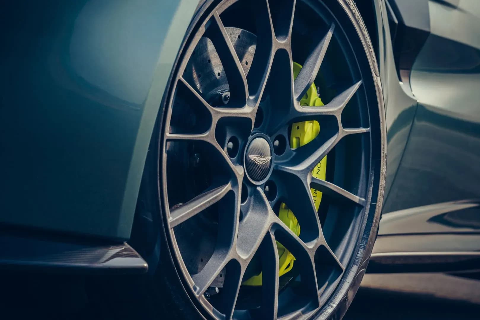 ASTON-MARTIN-V8-Vantage