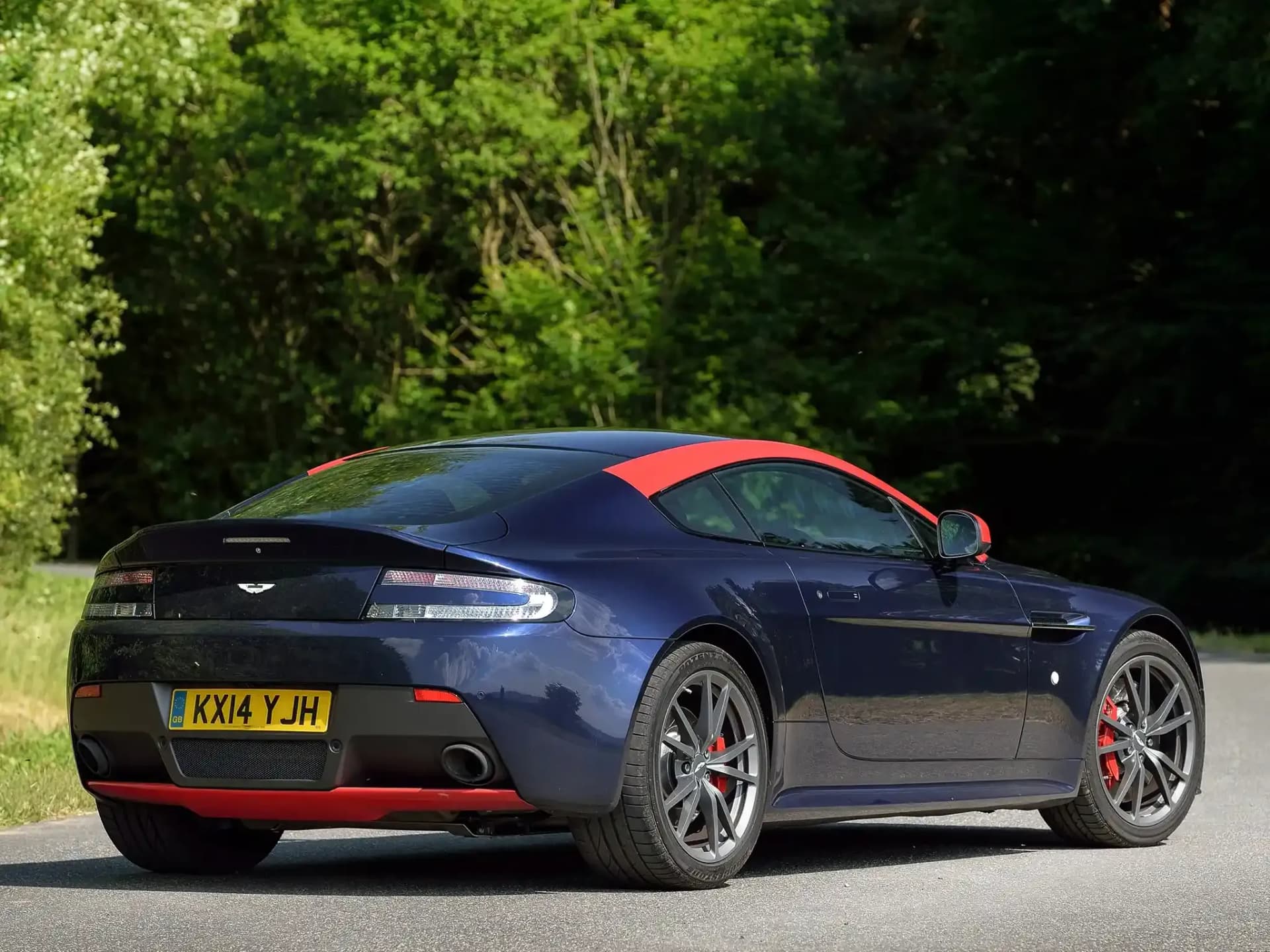 ASTON-MARTIN-V8-Vantage
