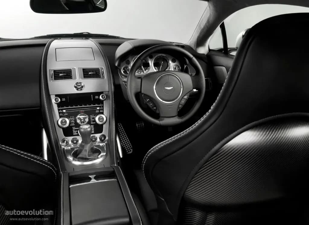 ASTON-MARTIN-V8-Vantage