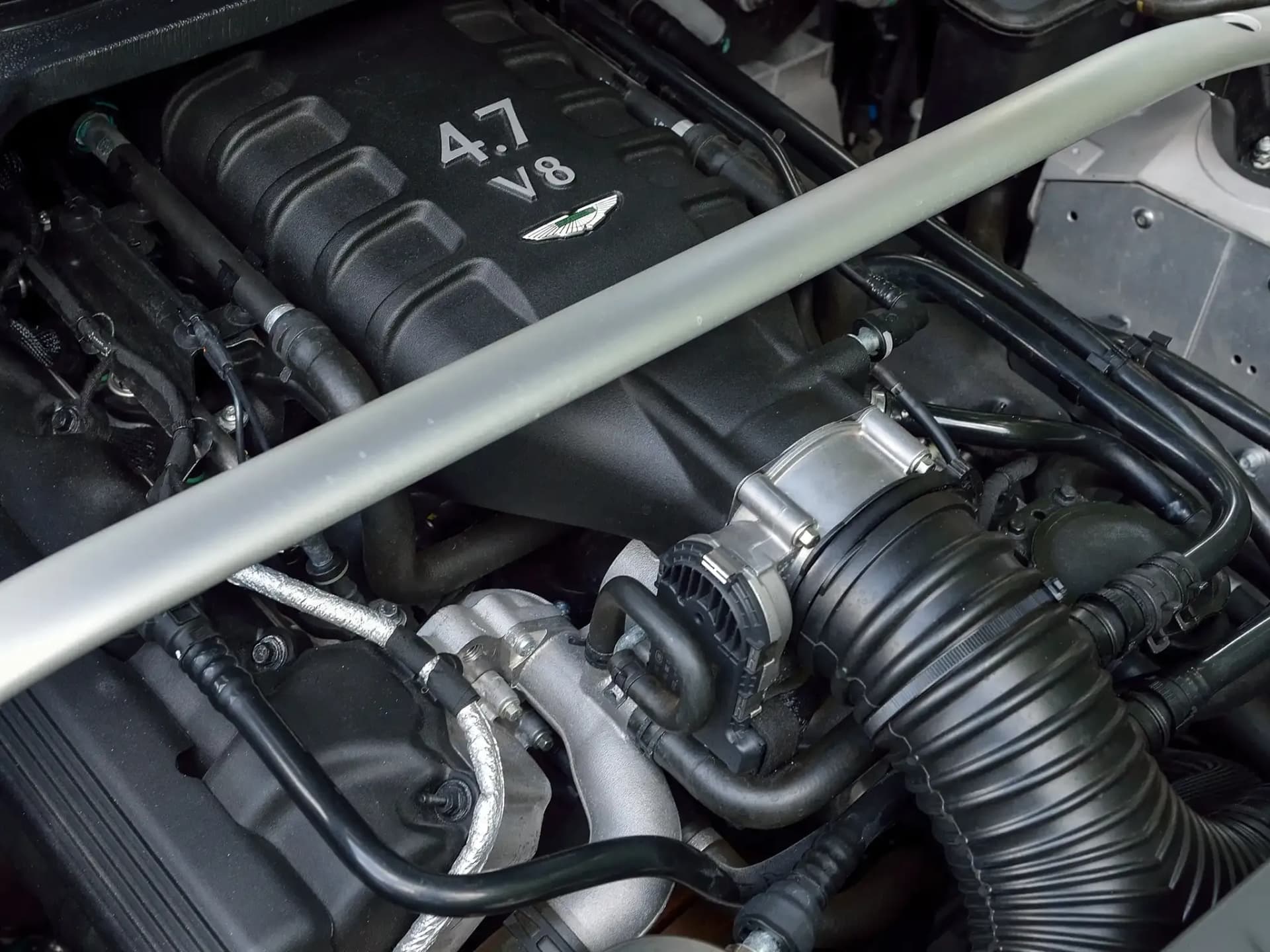 ASTON-MARTIN-V8-Volante