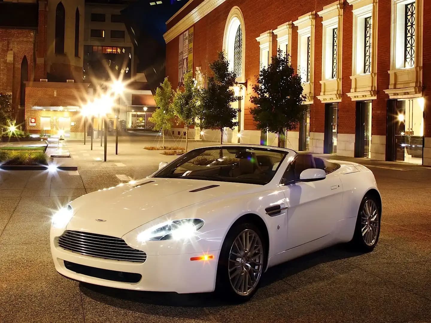ASTON-MARTIN-V8-Volante