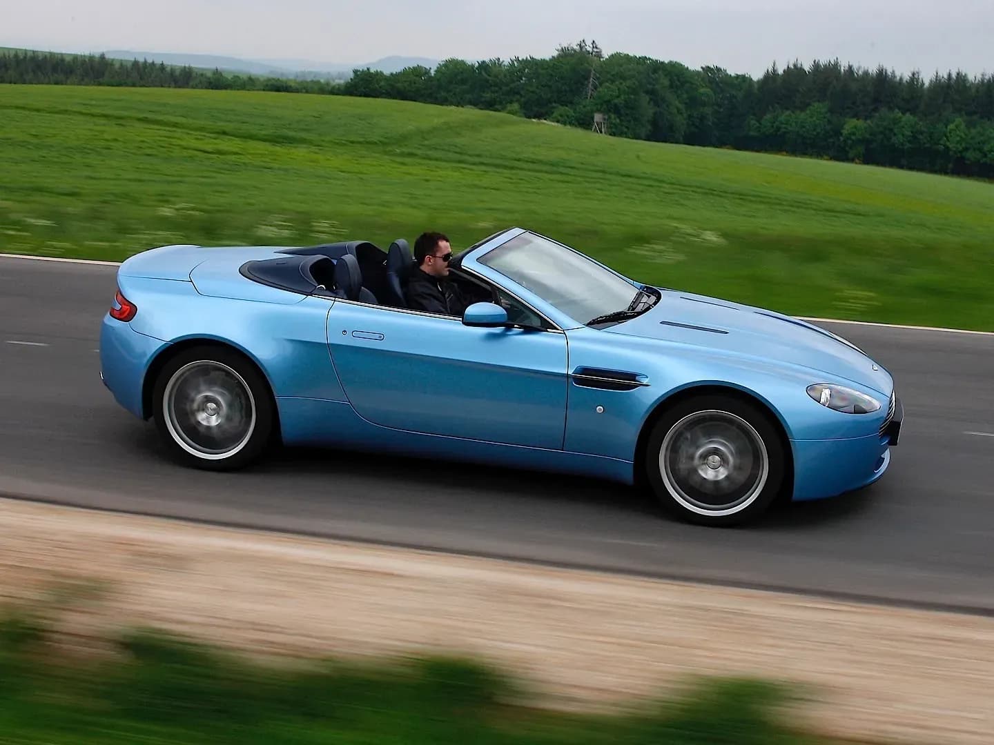 ASTON-MARTIN-V8-Volante