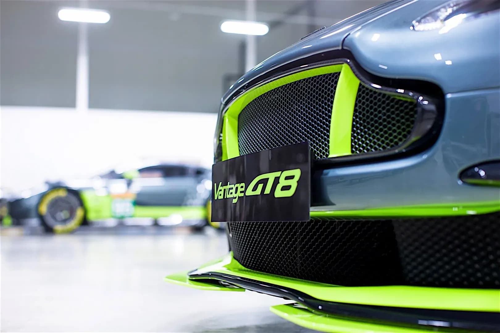 ASTON-MARTIN-Vantage-GT8