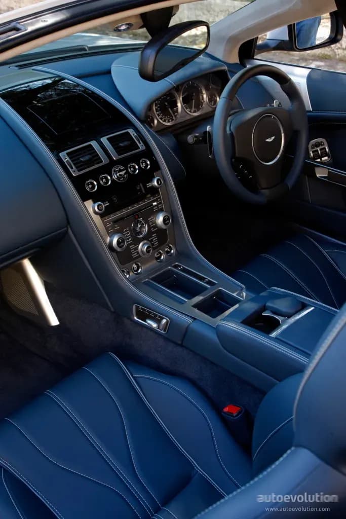 ASTON-MARTIN-Virage-Volante