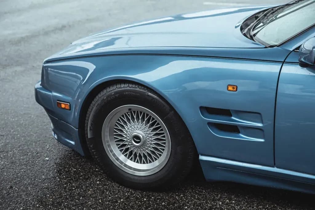 ASTON-MARTIN-Virage-Volante